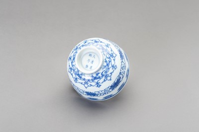 Lot 664 - A BLUE AND WHITE KANGXI REVIVAL BOWL, LATE QING TO REPUBLIC