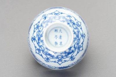 Lot 664 - A BLUE AND WHITE KANGXI REVIVAL BOWL, LATE QING TO REPUBLIC