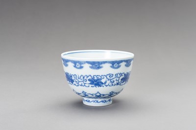 Lot 664 - A BLUE AND WHITE KANGXI REVIVAL BOWL, LATE QING TO REPUBLIC