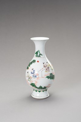 Lot 611 - A FAMILLE VERTE VASE, YUHUCHUNPING, LATE QING DYNASTY