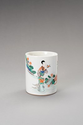 Lot 619 - A SMALL FAMILLE VERTE PORCELAIN BRUSHPOT, BITONG, QING DYNASTY