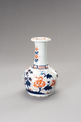 AN IMARI ‘FLOWERS AND BAMBOO’ PORCELAIN VASE, QING DYNASTY