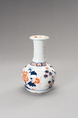 AN IMARI ‘FLOWERS AND BAMBOO’ PORCELAIN VASE, QING DYNASTY