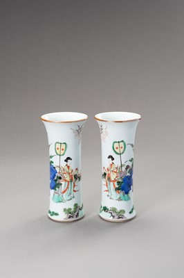 Lot 850 - A PAIR OF FAMILLE VERTE ‘IMMORTALS’ MIRROR VASES, LATE QING TO REPUBLIC