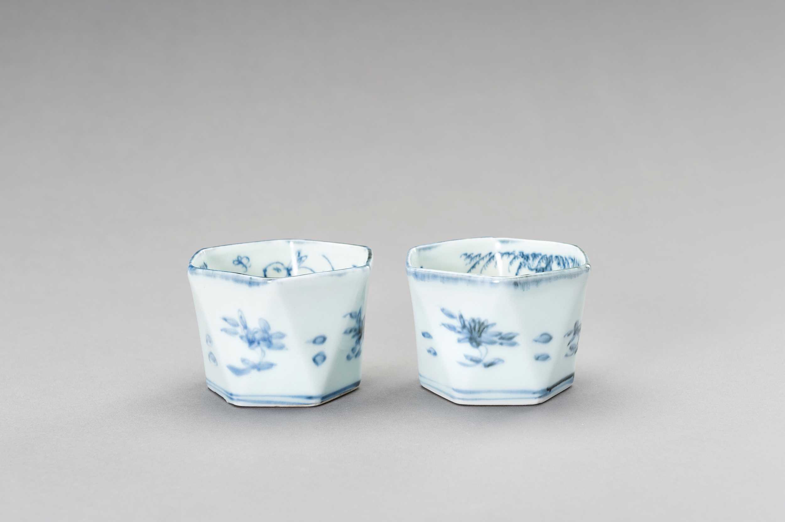 Lot 36 - A SET OF BLUE AND WHITE HEXAGONAL CUPS, 19TH CENTURY