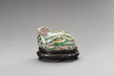Lot 854 - A BISCUIT FAMILLE VERTE QUAIL BOX, LATE QING TO REPUBLIC