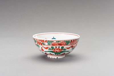 Lot 641 - A MING-STYLE SWATOW BOWL, QING DYNASTY
