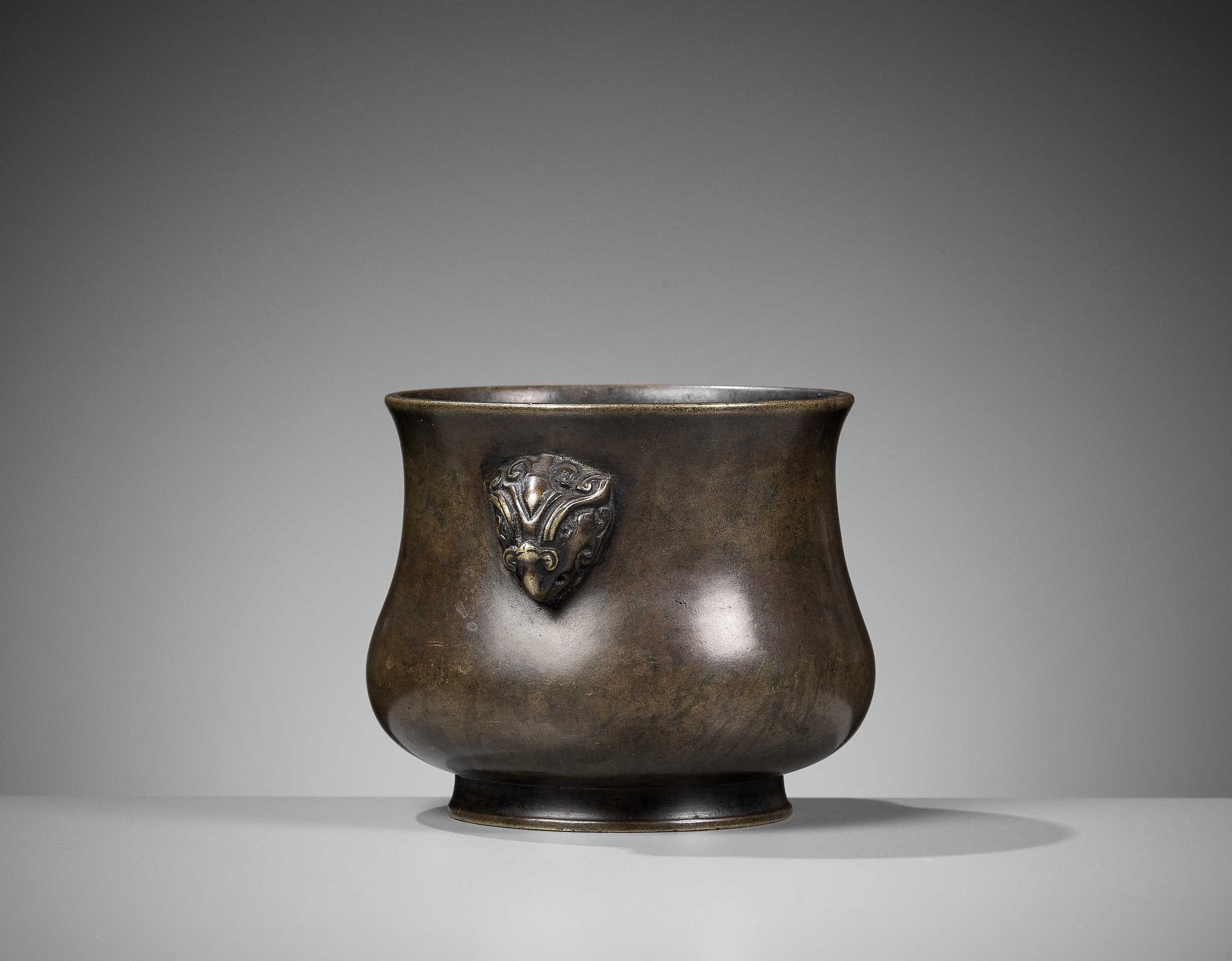 Lot 490 - A BRONZE CENSER WITH PHOENIX MASK HANDLES, 17TH-18TH CENTURY