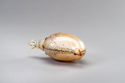 Lot 1282 - A MUGHAL-STYLE AGATE PERFUME BOTTLE