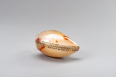 Lot 1282 - A MUGHAL-STYLE AGATE PERFUME BOTTLE
