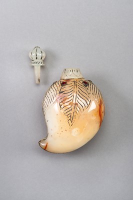 Lot 1282 - A MUGHAL-STYLE AGATE PERFUME BOTTLE
