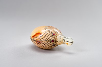 Lot 1282 - A MUGHAL-STYLE AGATE PERFUME BOTTLE