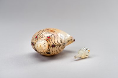 Lot 1282 - A MUGHAL-STYLE AGATE PERFUME BOTTLE