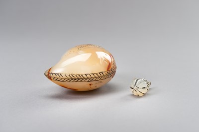 Lot 1282 - A MUGHAL-STYLE AGATE PERFUME BOTTLE