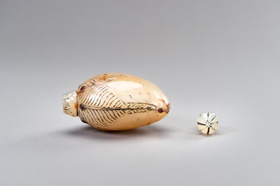 Lot 1282 - A MUGHAL-STYLE AGATE PERFUME BOTTLE