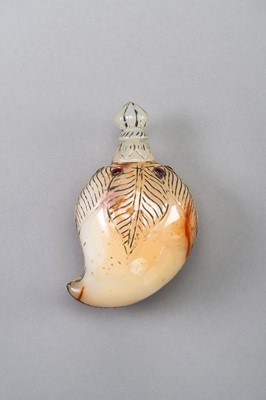 Lot 1282 - A MUGHAL-STYLE AGATE PERFUME BOTTLE
