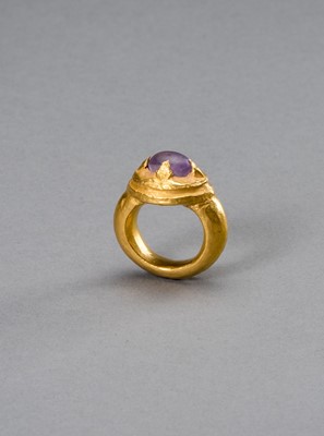 Lot 1168 - A LARGE KHMER GOLD RING WITH AMETHYST