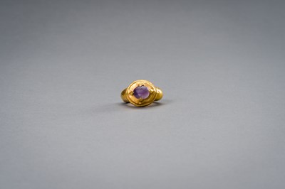 Lot 1168 - A LARGE KHMER GOLD RING WITH AMETHYST