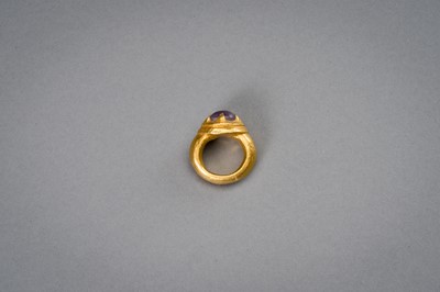 Lot 1168 - A LARGE KHMER GOLD RING WITH AMETHYST