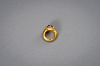 Lot 1168 - A LARGE KHMER GOLD RING WITH AMETHYST