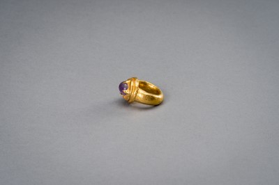 Lot 1168 - A LARGE KHMER GOLD RING WITH AMETHYST