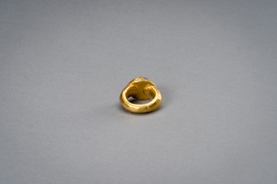 Lot 1168 - A LARGE KHMER GOLD RING WITH AMETHYST