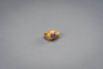 Lot 1168 - A LARGE KHMER GOLD RING WITH AMETHYST