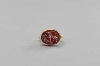 Lot 1146 - A GOLD RING WITH AGATE INTAGLIO OF A HUNTING SCENE