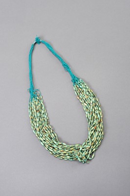 Lot 1364 - AN ANCIENT BACTRIAN TURQUOISE BEAD NECKLACE