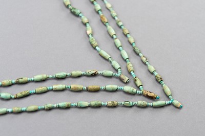 Lot 1364 - AN ANCIENT BACTRIAN TURQUOISE BEAD NECKLACE