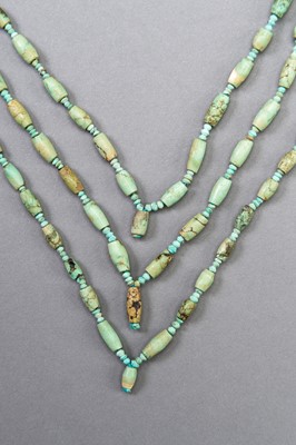 Lot 1364 - AN ANCIENT BACTRIAN TURQUOISE BEAD NECKLACE