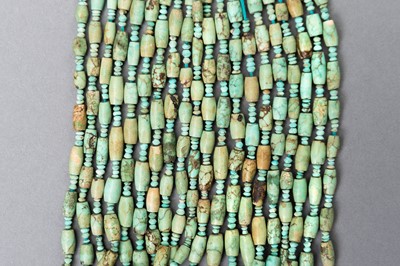 Lot 1364 - AN ANCIENT BACTRIAN TURQUOISE BEAD NECKLACE