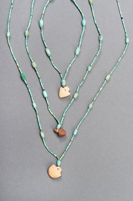 Lot 1365 - AN ANCIENT BACTRIAN TURQUOISE BEAD NECKLACE