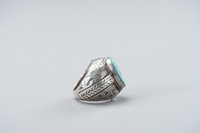 Lot 1004 - A PERSIAN SILVER RING WITH TURQUOISE MATRIX INTAGLIO, 19TH CENTURY