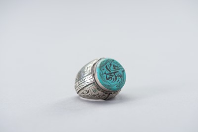 Lot 1004 - A PERSIAN SILVER RING WITH TURQUOISE MATRIX INTAGLIO, 19TH CENTURY