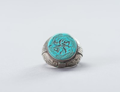 Lot 1004 - A PERSIAN SILVER RING WITH TURQUOISE MATRIX INTAGLIO, 19TH CENTURY