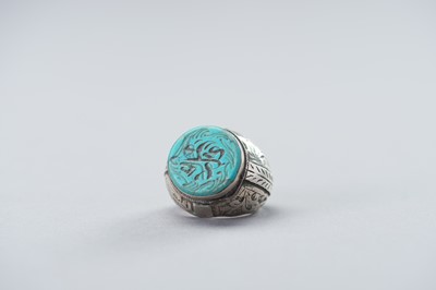 Lot 1004 - A PERSIAN SILVER RING WITH TURQUOISE MATRIX INTAGLIO, 19TH CENTURY