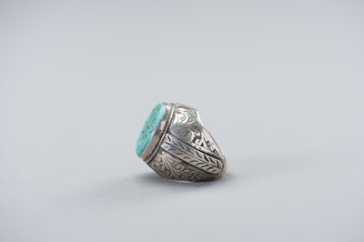 Lot 1004 - A PERSIAN SILVER RING WITH TURQUOISE MATRIX INTAGLIO, 19TH CENTURY