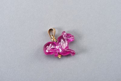 Lot 1241 - A MINIATURE RUBY PENDANT OF A TIGER, 1900s