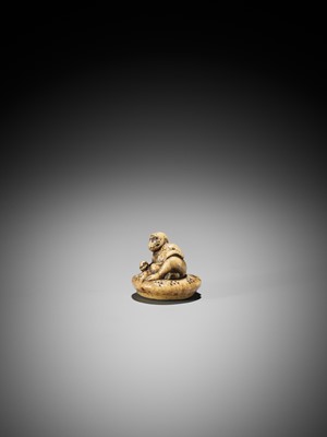 Lot 255 - A STAG ANTLER NETSUKE OF A MONKEY HOLDING A PEACH