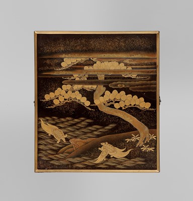 Lot 116 - A LACQUER BOX AND COVER WITH MINOGAME DESIGN