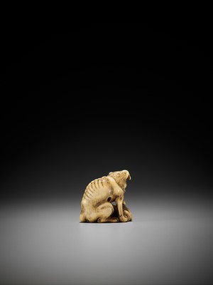 Lot 47 - AN IVORY NETSUKE OF A DOG AND YOUNG, ATTRIBUTED TO OKATOMO