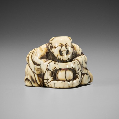 Lot 1401 - AN IVORY NETSUKE OF A SAGE WITH HOZUKI