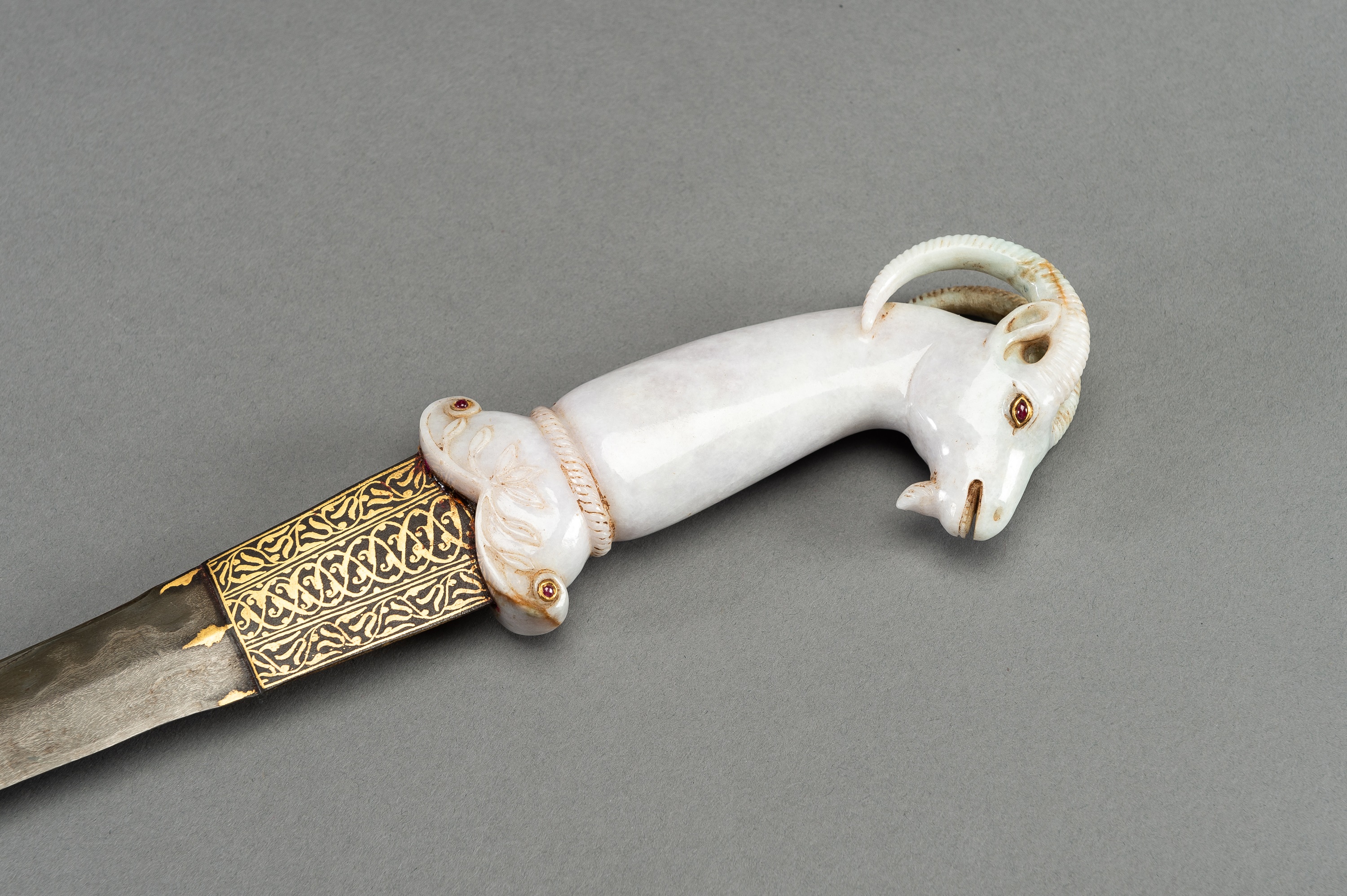 Lot 1277 - A MUGHAL KHANJAR WITH 'IBEX' JADEITE HANDLE