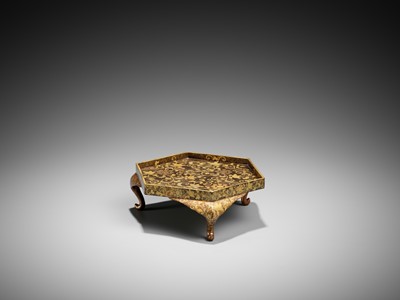 Lot 271 - A GOLD LACQUER HEXAGONAL STAND WITH KUYO MON