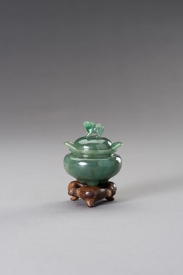 Lot 194 - A MINIATURE GREEN HARDSTONE TRIPOD CENSER AND COVER