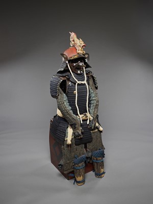 Lot 43 - A SUIT OF ARMOR WITH SUJIBACHI KABUTO AND LARGE DRAGON MAEDATE