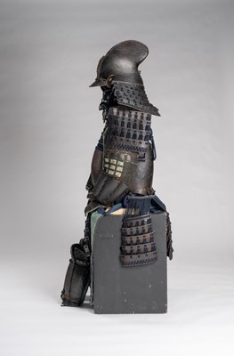 Lot 1301 - A SUIT OF ARMOR WITH EBOSHI KABUTO