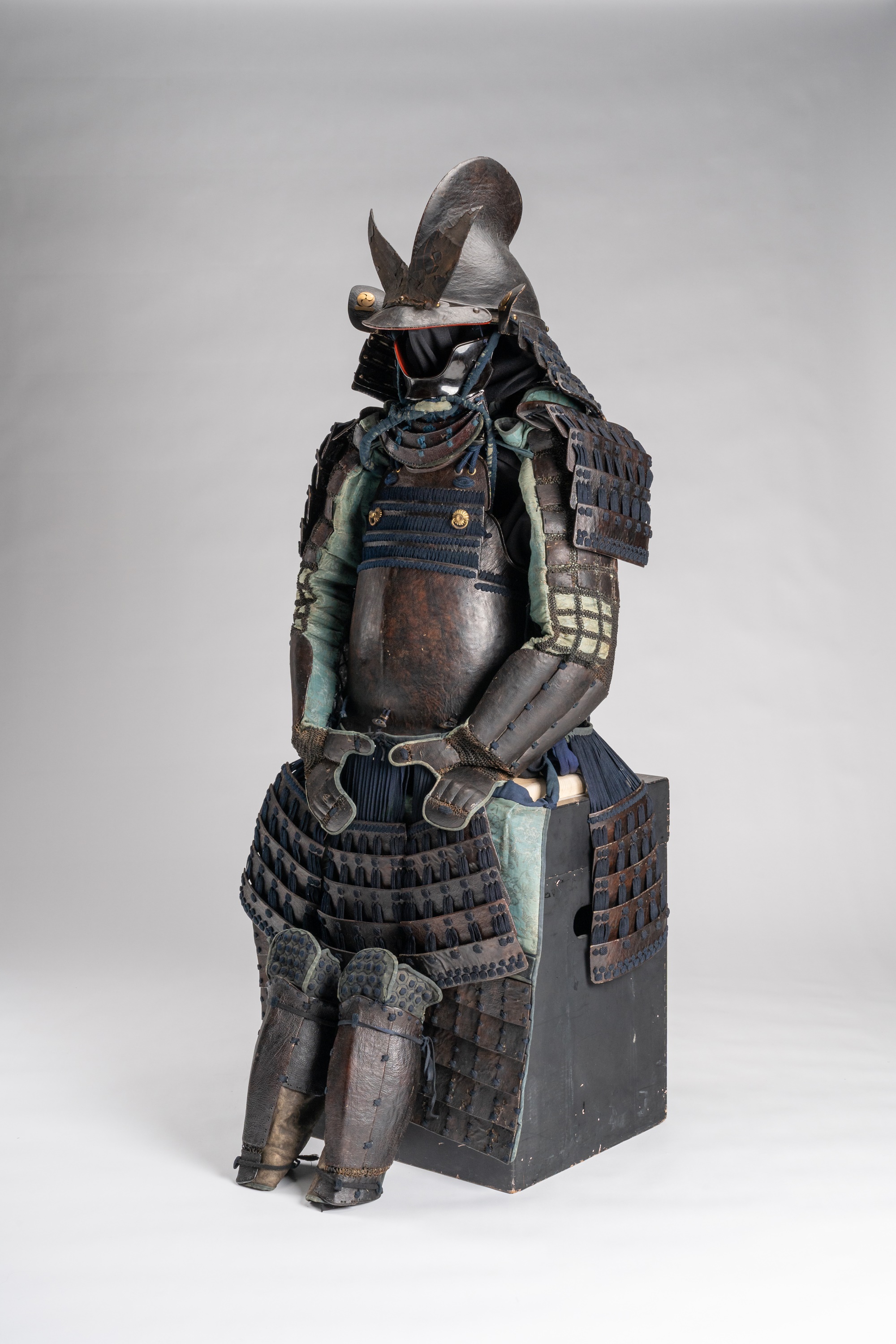 Lot 1301 - A SUIT OF ARMOR WITH EBOSHI KABUTO