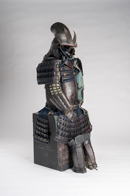 Lot 1301 - A SUIT OF ARMOR WITH EBOSHI KABUTO